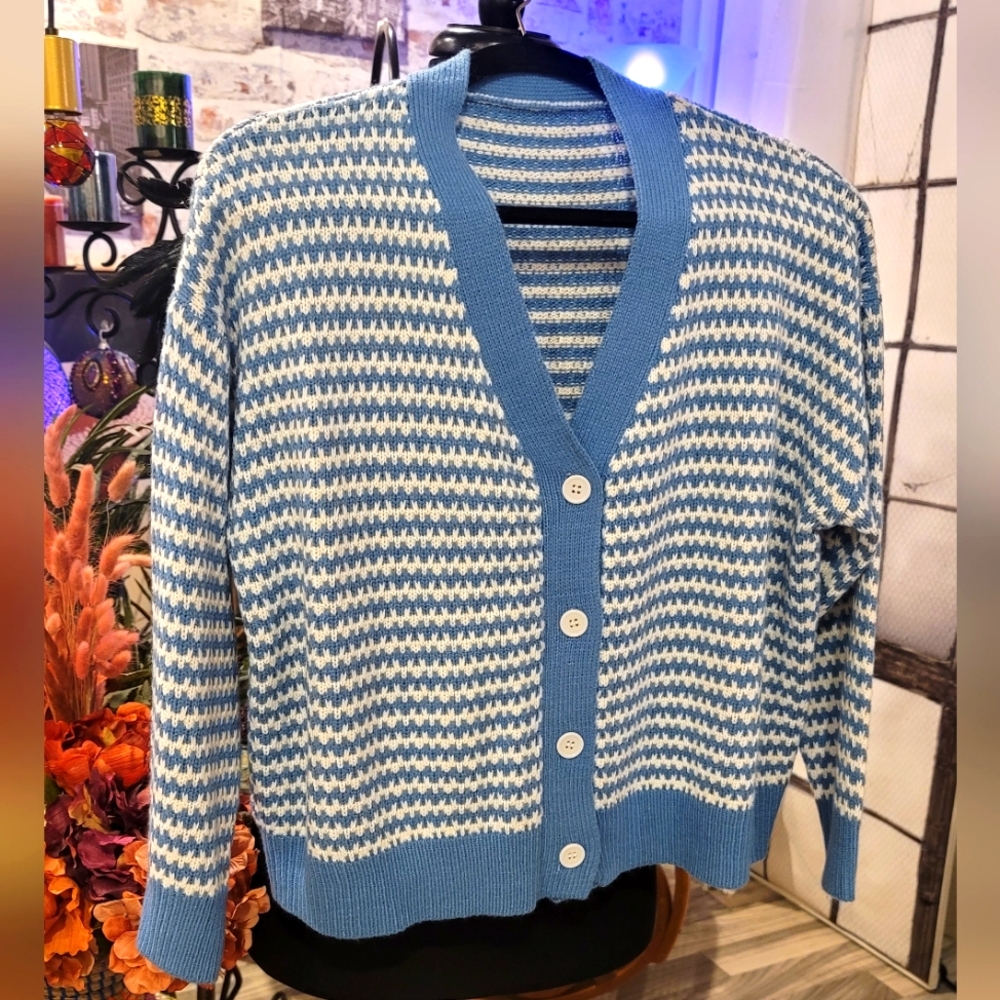 EUC V-Neck sweater, Size XL, Light Blue